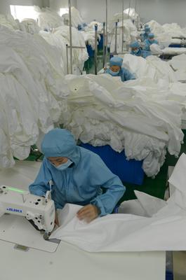 開足馬力生產防護用品