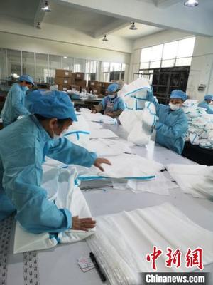 龍巖企業(yè)轉(zhuǎn)產(chǎn)隔離服:從&ldquo;0&rdquo;到日產(chǎn)&ldquo;6000&rdquo;的蛻變